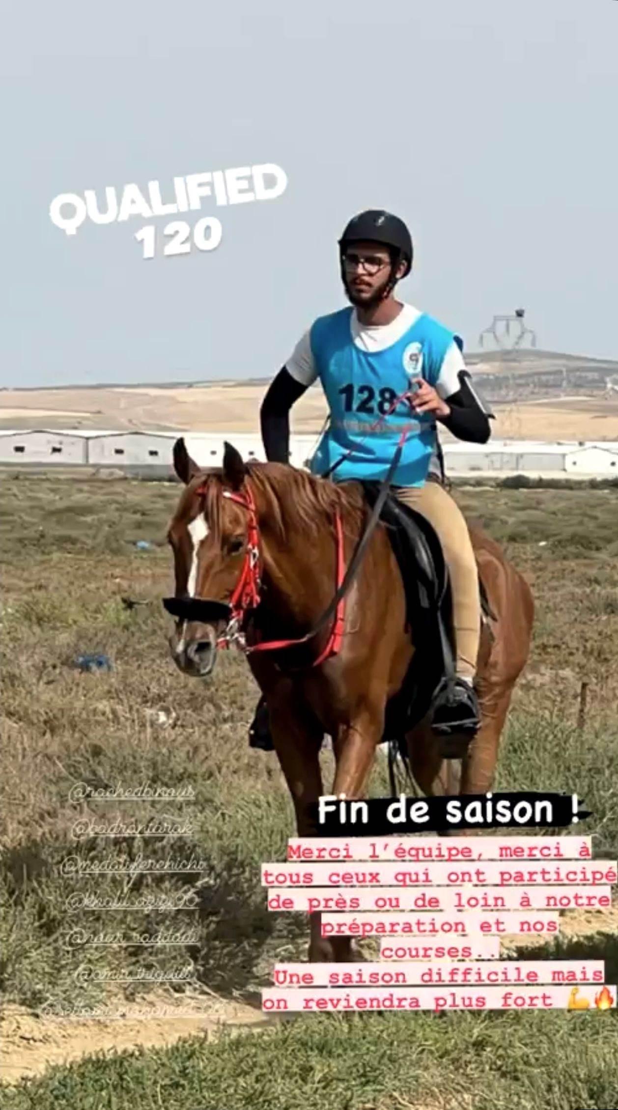 Amine Regaieg à cheval sur un alezan pendant une course d’endurance, dossard 128, en terrain ouvert sous un ciel voilé. La mention « QUALIFIED 120 » provient de la publication d’origine.